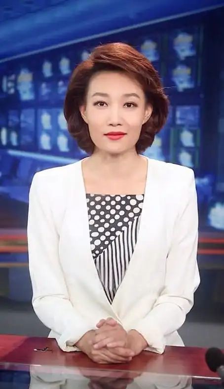 除了主持《新闻联播》,她还播报《新闻直播间》《新闻30分》等多档