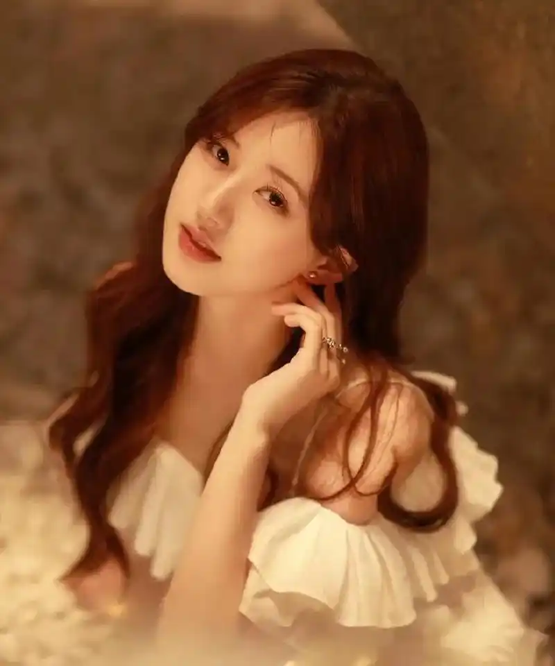 赵露思氛围感满满大片,长卷发披肩比花娇花衬人更美.