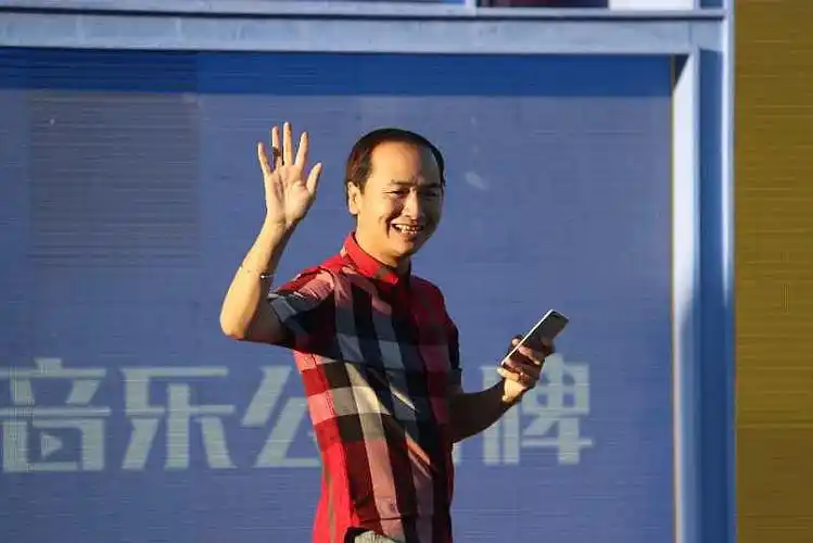 真好哥陆超红毯首秀引粉丝疯狂尖呼高呼真好