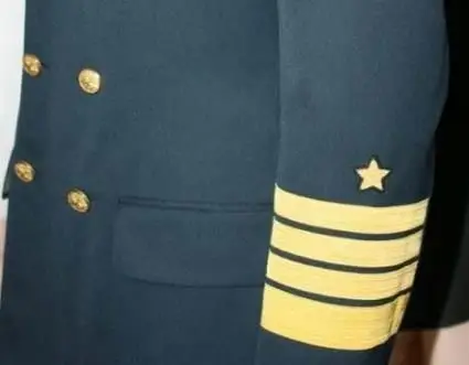 海军军官藏青色常服也是看粗细,并且配有相应的星徽,粗细的规格分别有