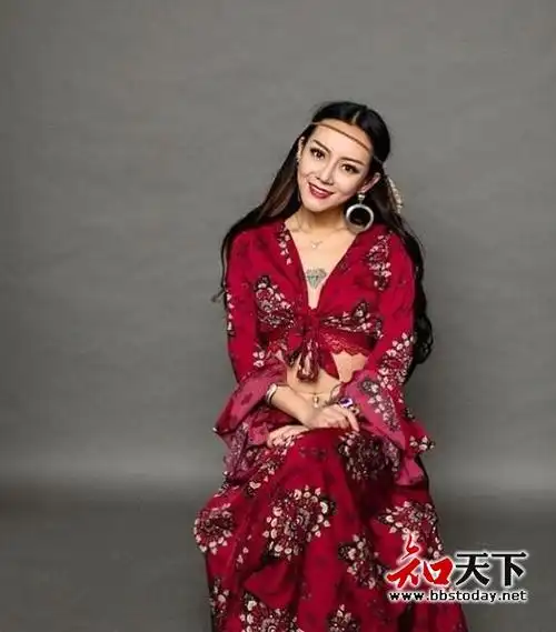 新版非诚勿扰4号女嘉宾许思雨撞脸迪丽热巴