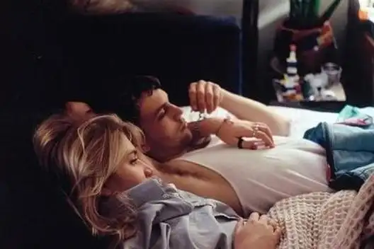 两性交往,有这些"不老实"行为的男人,撩女人很轻松