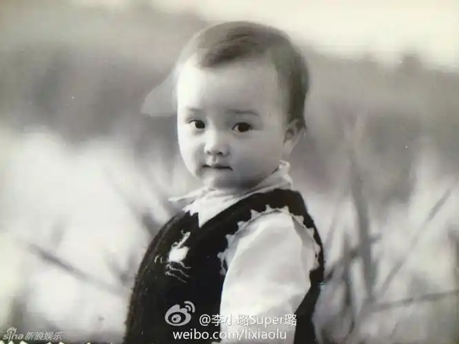 众星儿童节晒童年萌照 自幼星范儿足