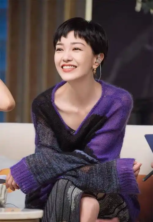 原创郭采洁不愧是高级脸最挑人的紫色毛衣照样穿出美感美得好过分