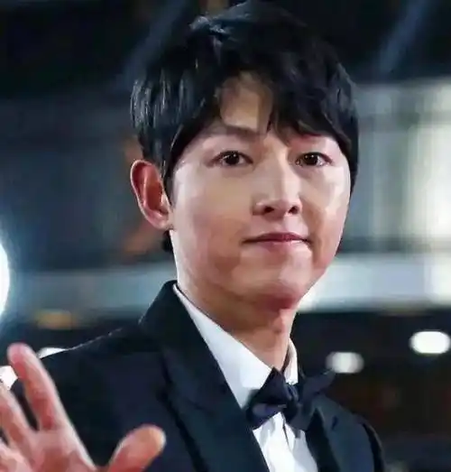 直到2021年,宋仲基才携新剧《文森佐》强势回归,宋仲基也靠这部口碑好