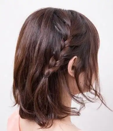 儿童短头发怎么扎好看   把短发扎成两侧小丸子头,这种扎法又简单