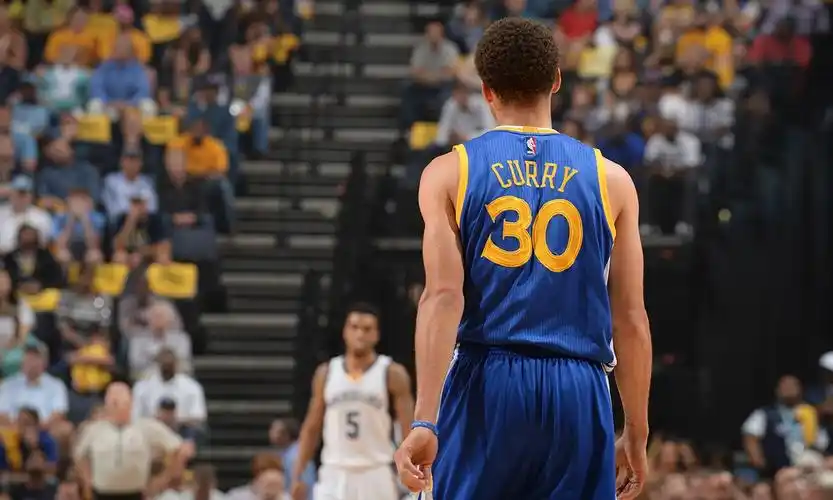 库里单节14分秀暴扣打傻灰熊