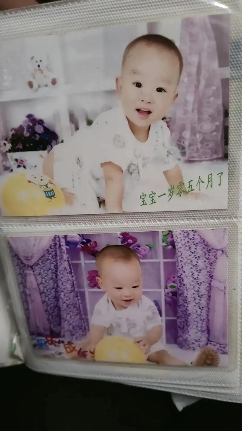 两崽从小到大的变化,拿小时候的照片给他俩看,居然不认识自己了 - 抖