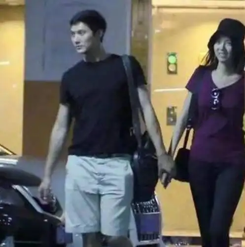 张梓琳老公超模气质十足穿背心短裤都这么有型张梓琳真有眼光