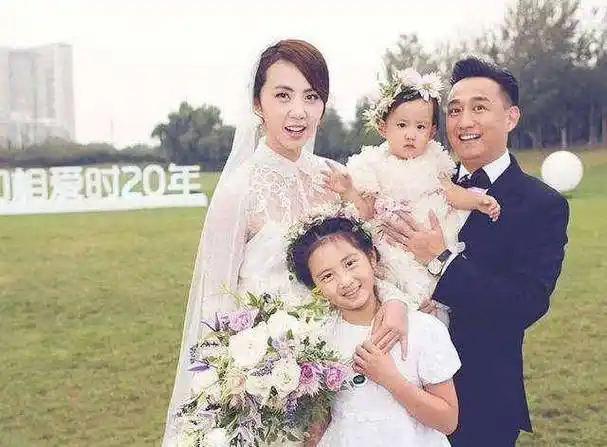 黄磊自曝不做演员会做医生,与孙莉将迎相恋30周年,承诺再办婚礼_网友