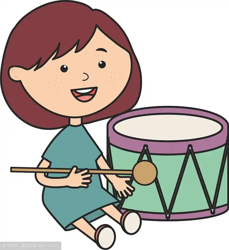 可爱的小女孩在打鼓