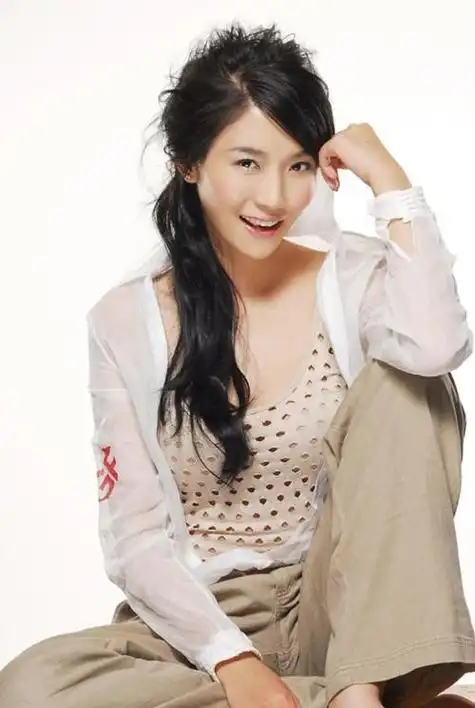 演员王黎雯为杨烁放弃事业婚后生一儿一女一家四口幸福甜蜜