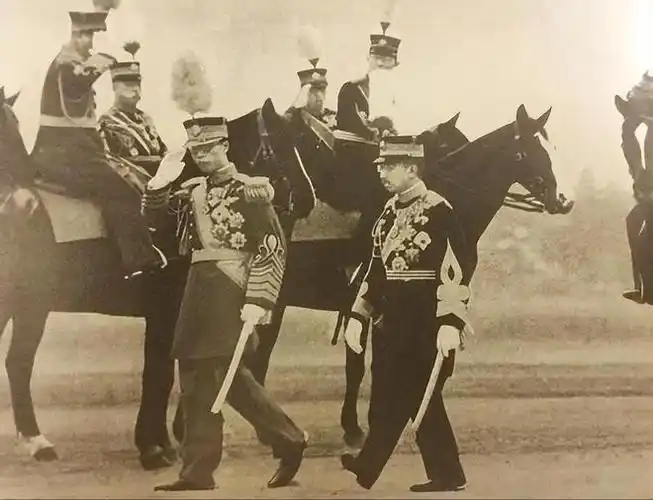 比如溥仪同裕仁的母亲贞明皇后见面后两人一起散步,有日本记者拍到了