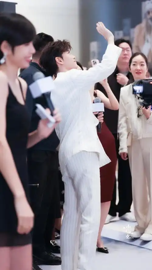 rogervivier品牌代言人任嘉伦##任嘉伦伍赓