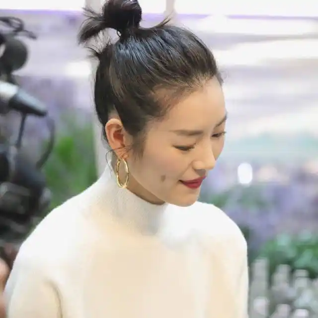 刘雯身穿经典黑色毛衣,小蛮腰惹人羡慕,网友:不愧是超模