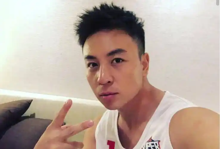 释小龙晒出自己的豪宅,童星光环依然还在,日常出行有私人游艇_生活