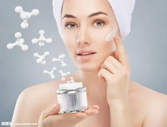 抹护肤品的美女图片