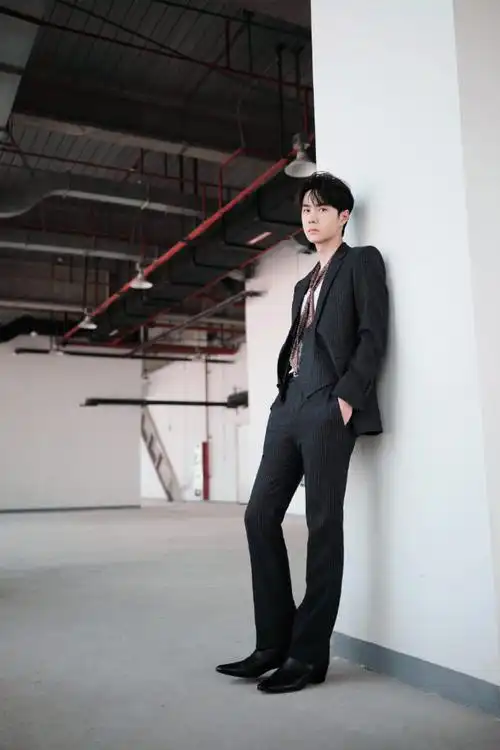 王一博黑西装花领带