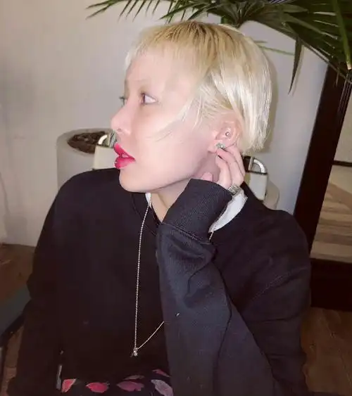 泫雅齐耳短发##泫雅金色超短发