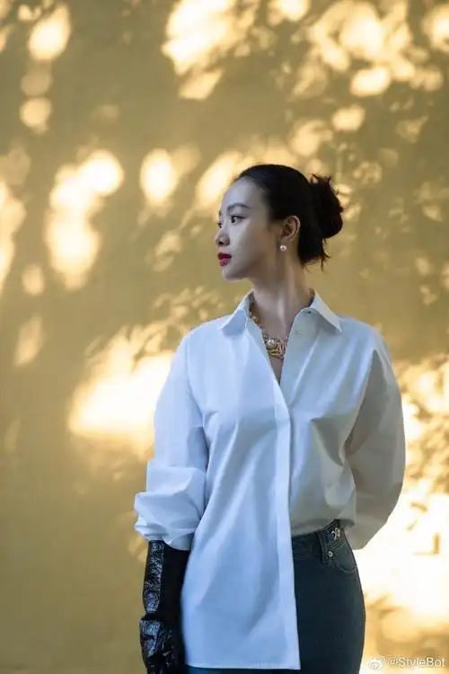 李梦白衬衫牛仔裤经典穿搭##李梦白衬衫威尼斯秋日随拍