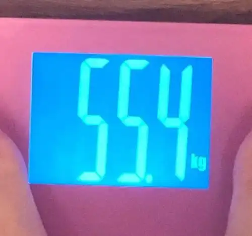 110斤的张馨予晒自拍,称再吃两天就开始减肥