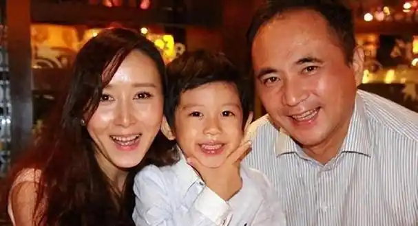 胡静最近在微博上分享了一张她和丈夫朱兆祥结婚15周年纪念的合照.