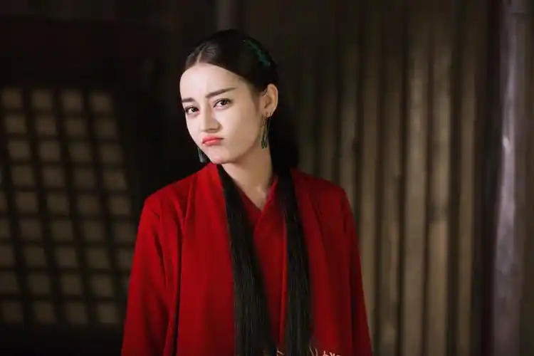 迪丽热巴着装红色衣服,网友:一个调皮的美少女!