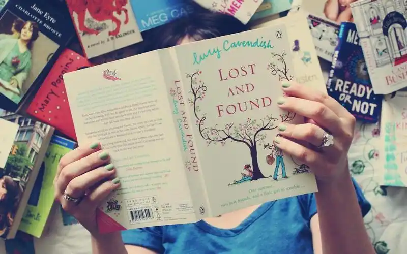 看书的女生唯美桌面壁纸