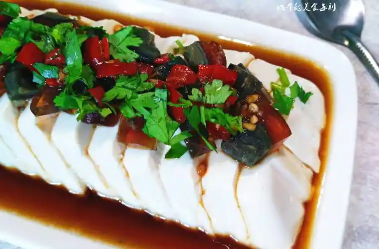 把切好的皮蛋放到豆腐上,盖上保鲜膜,放入冰箱冷藏30分钟左右.