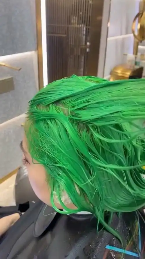 美女是受了多大的伤害,把头发染成绿色,太心疼了!