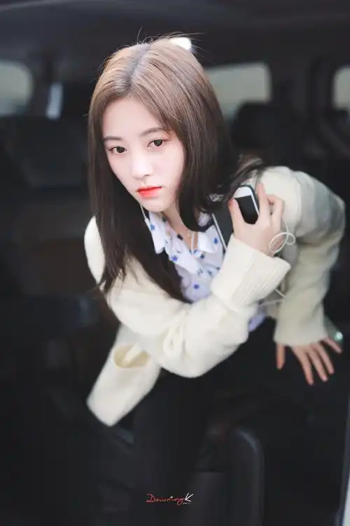 鞠婧祎现身机场赶行程 肤白貌美笑容呆萌