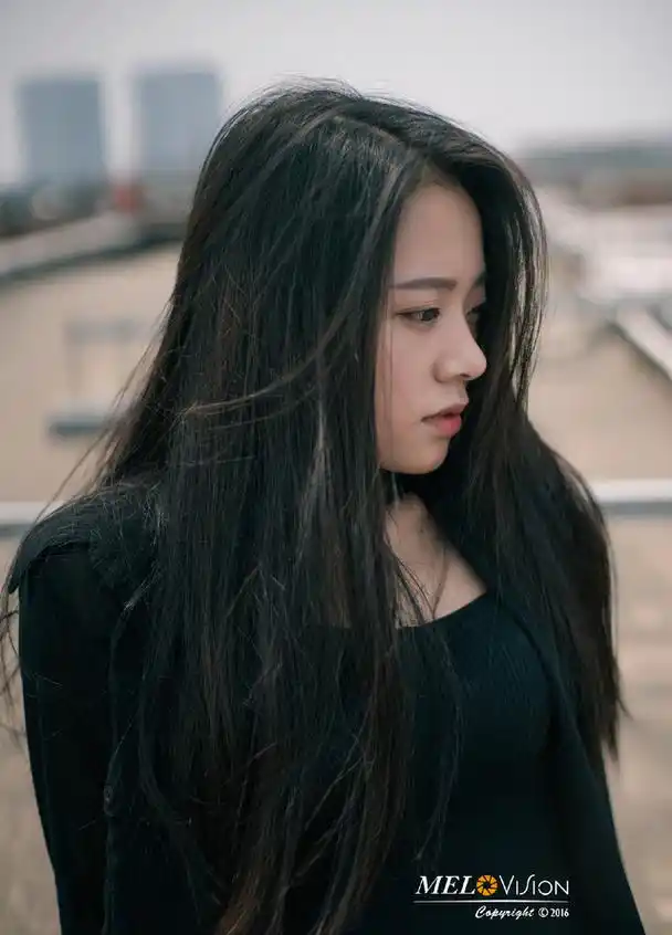 楼顶上的忧郁美女 阳光照耀下略显忧伤