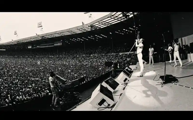 皇后乐队 live aid现场 一场横跨多地区的摇滚音乐演唱会_哔哩哔哩