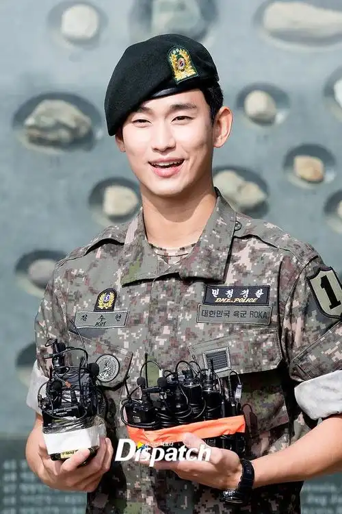 原创金秀贤正式退伍,开心给大家敬礼,笑说会看每组女团