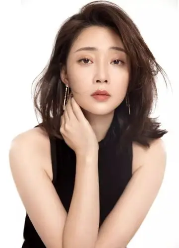 因为对我们这个年纪的女演员来讲,要去演18岁是需要很大的勇气的.