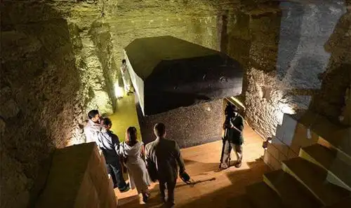 知道是谁将有价值的人物放入金字塔内的一个洞中,以及这样做是为什么