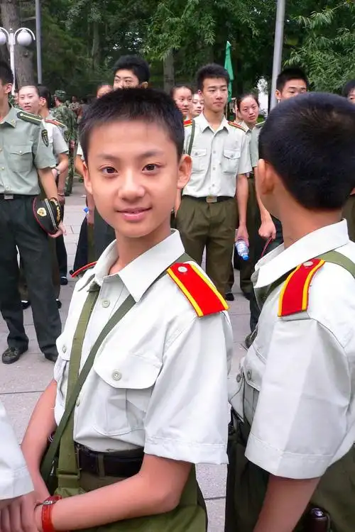 可能是解放军艺术学院的学员,他们在校期间没有军人身份,穿旧式军服
