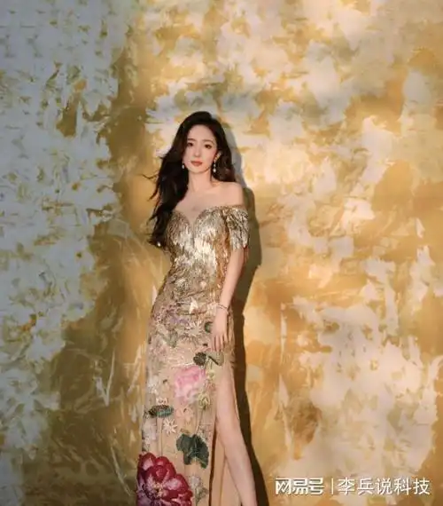 杨幂亮相晶核赛场, 鎏金羽翼彰显荷花国色, 身材曲线惊艳全场|礼服|幂