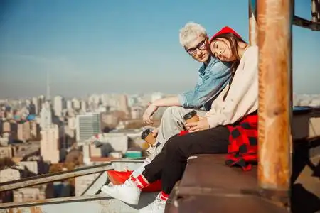 漂亮的女士把头靠在屋顶上的男性肩膀上照片