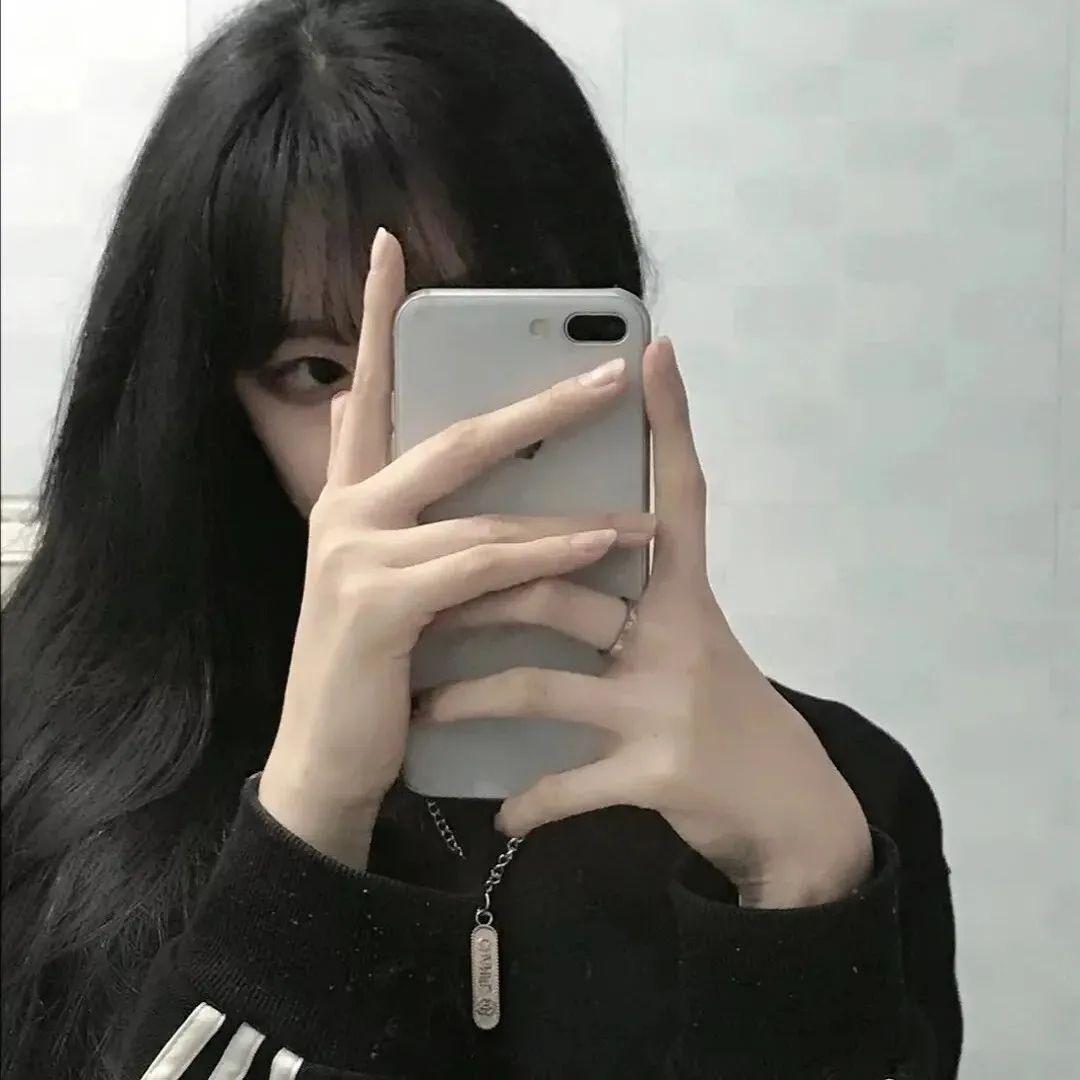 简单遮住脸的女生头像