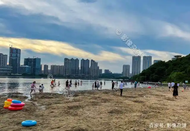 长沙梅溪湖的人工沙滩,大人孩子游泳玩沙很欢乐,关键是"免费"