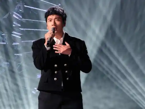 《歌手2024》全程直播无修音,选手唱功一目了然,梁龙玩的最嗨