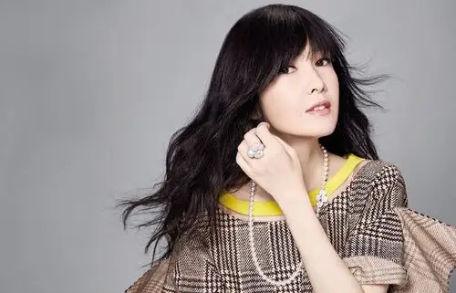 周慧敏美得不像话!52岁身穿白色礼服更减龄,再登"玉女掌门人"