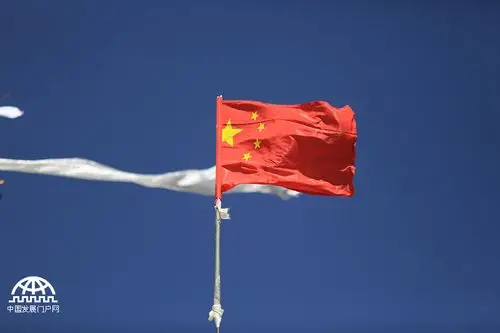 [冬行西藏]达孜县林周县:国旗飘扬(组图)_中国发展门户网-国家发展