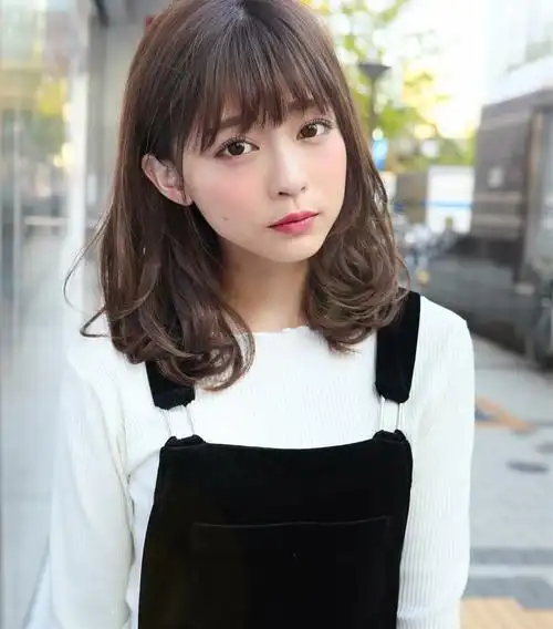 百看不厌得气质卷发中长发型