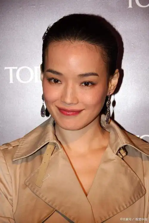 昨日,她在ig上载超大头素颜自拍并写上:「没耳洞女孩看过来」,舒淇