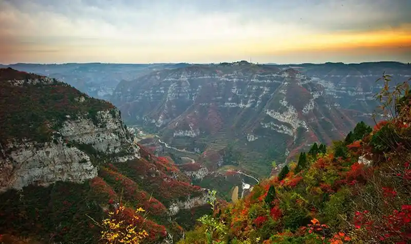 徜徉于青天河,你能体会到北国山川雄险之势,南疆河岳柔美之态,以及