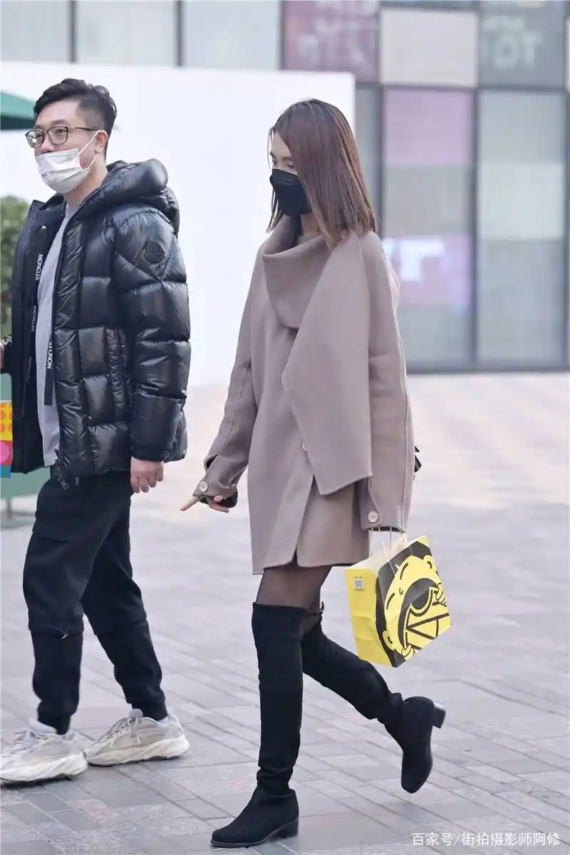 初冬时节,很多美女都会选择过膝长靴,看看她们的精致穿搭