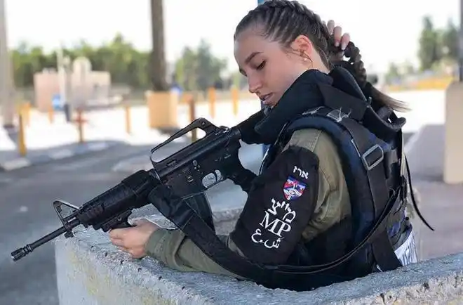当发生战争和开展重大军事行动时,以色列警察要同军人一起参加战斗