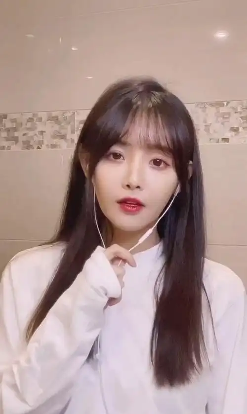 抖音最美女神兔子牙朱容君,既有颜值也有才华,让人不得不爱!